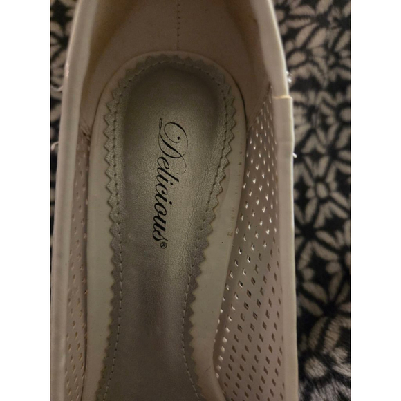 Women's Delicious White Perforated Pointed Toe Stiletto Heels Size 6 - Picture 5 of 7